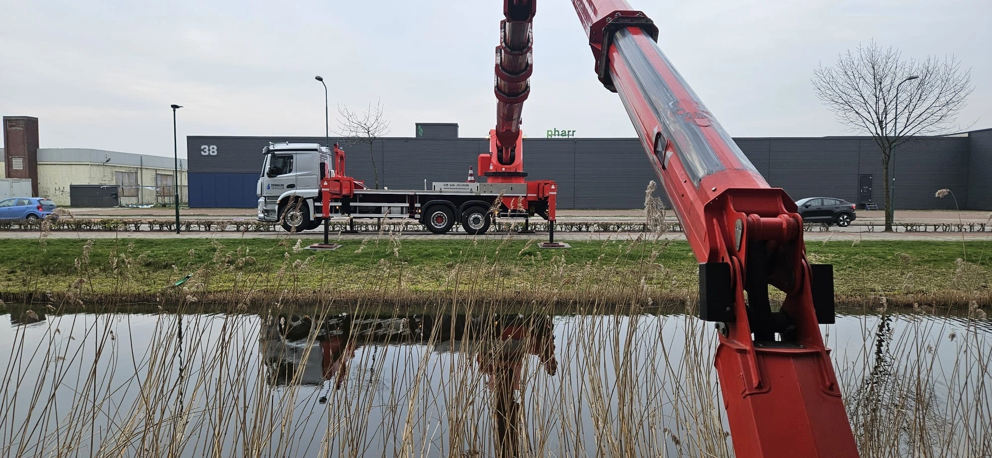Vrachtwagenhoogwerker Oswalds Verhuur langs het water