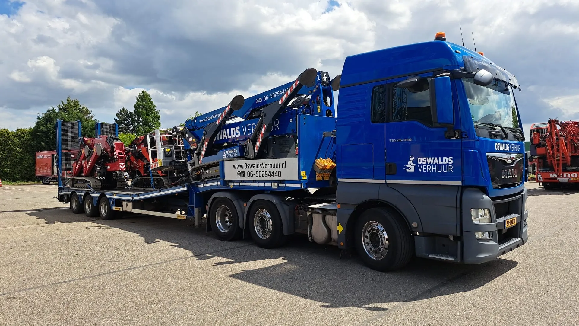Transport van hoogwerkers uit het wagenpark van Oswalds Verhuur