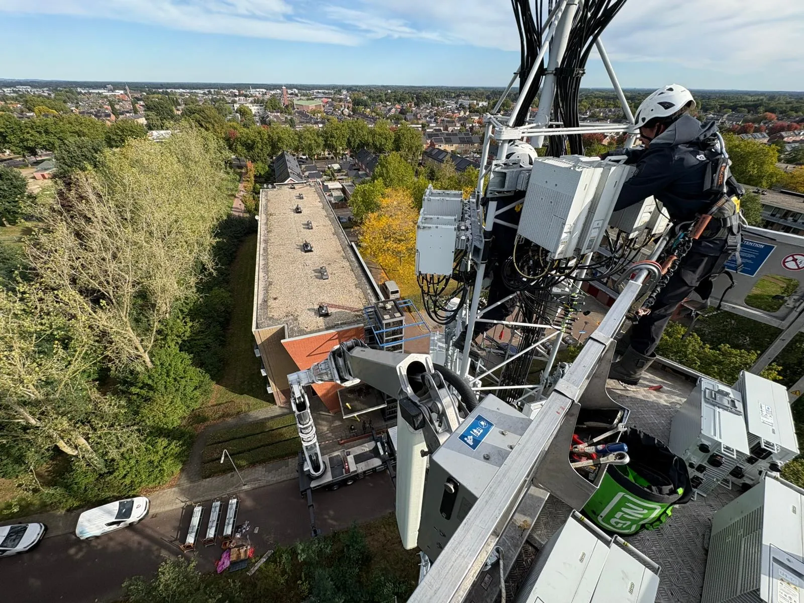 Monteur op hoogte met vrachtwagenhoogwerker van Oswalds Verhuur
